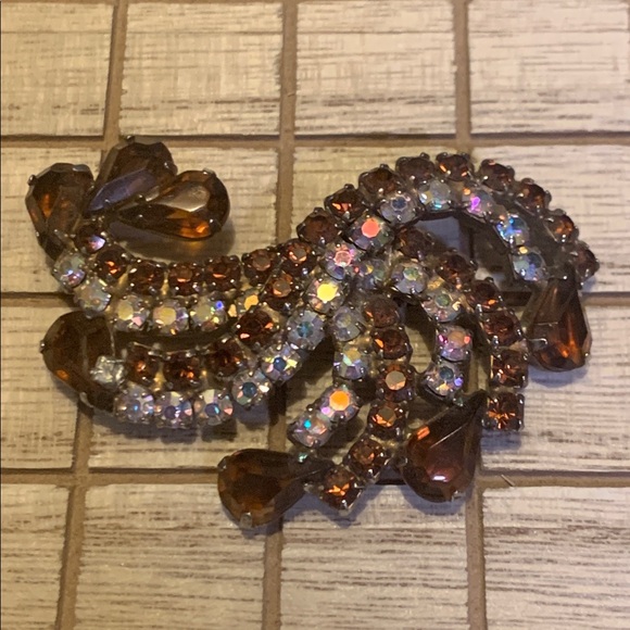 Gorgeous Vintage Brooch & Earrings - Picture 3 of 9